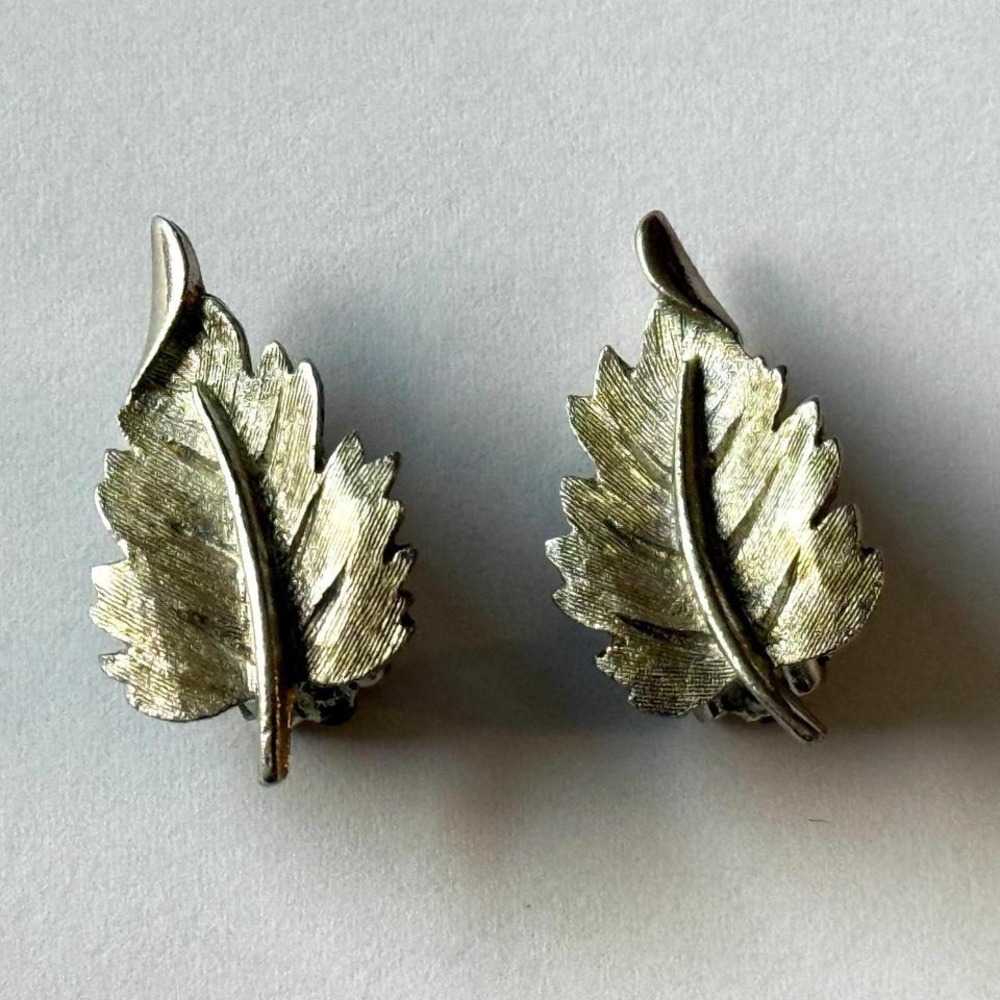 Vintage pair of silver tone leaf earrings fairy‎ leaves clip on style